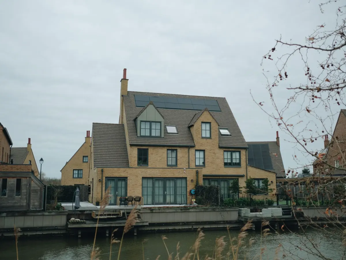 Zonnepanelen plat dak: opbrengst, kosten en montage